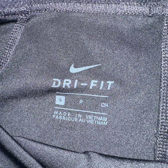 Lot of 4 women’s Nike Pro shorts - Picture 16 of 16